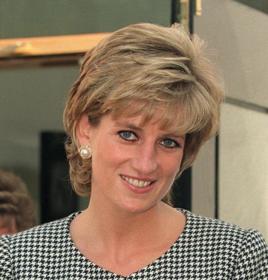 Prinsessan Diana av Wales finns med som karaktär redan i säsong fyra av serien och spelas då av Emma Corrin. Prinsessan Diana av Wales.