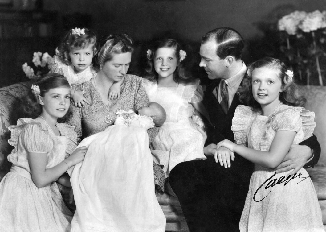 Året var 1946 när Sveriges nuvarande kung Carl XVI Gustaf kom till världen. Här sitter hans mor prinsessan Sibylla och hans far prins Gustaf Adolf med hela barnaskaran. Döttrarna från vänster: Margaretha, Christina, Désirée och Birgitta. Året var 1946 när Sveriges nuvarande kung Carl XVI Gustaf kom till världen. Här sitter hans mor prinsessan Sibylla och hans far prins Gustaf Adolf med hela barnaskaran. Döttrarna från vänster: Margaretha, Christina, Désirée och Birgitta.