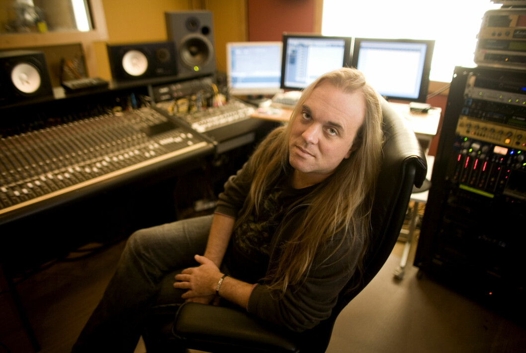 Låtskrivaren Thomas G:son fotograferad i hans egen musikstudio år 2006. Studion har han byggt själv i gammal lada, vid föräldrahemmet utanför Skövde.