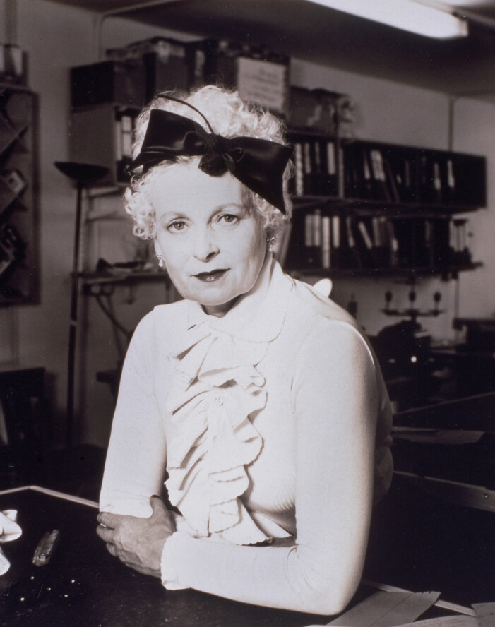 Vivienne Westwood i kråsskjorta och hårrosett