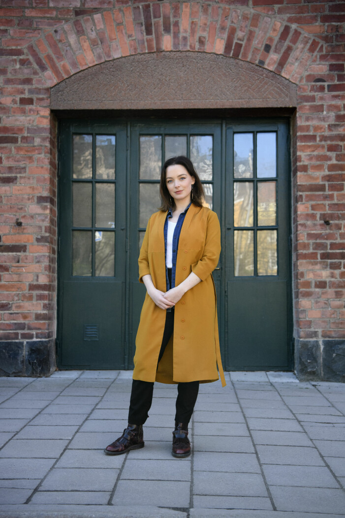 Amalia Holm var tidigare partipolitisk aktiv i Liberalerna och har en kandidat i statskunskap. Amalia Holm var tidigare partipolitisk aktiv i Liberalerna.