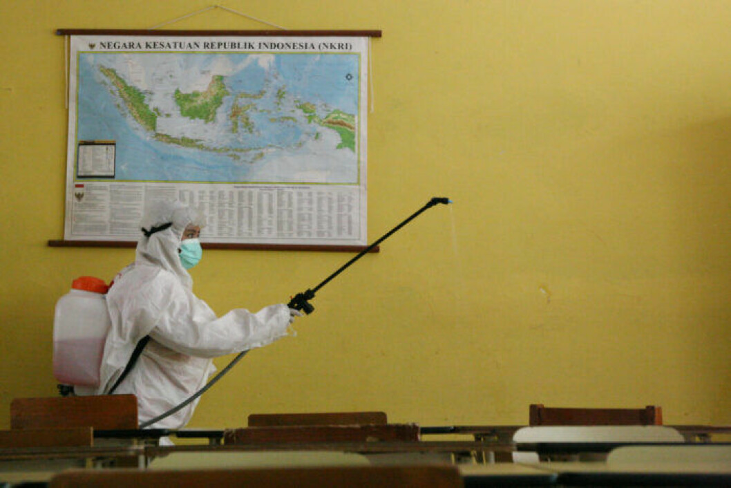 Skola blir desinficerad i Jakarta, Indonesien på grund av coronaviruset. Foto: TT Person desinficerar skola i Indonesien.