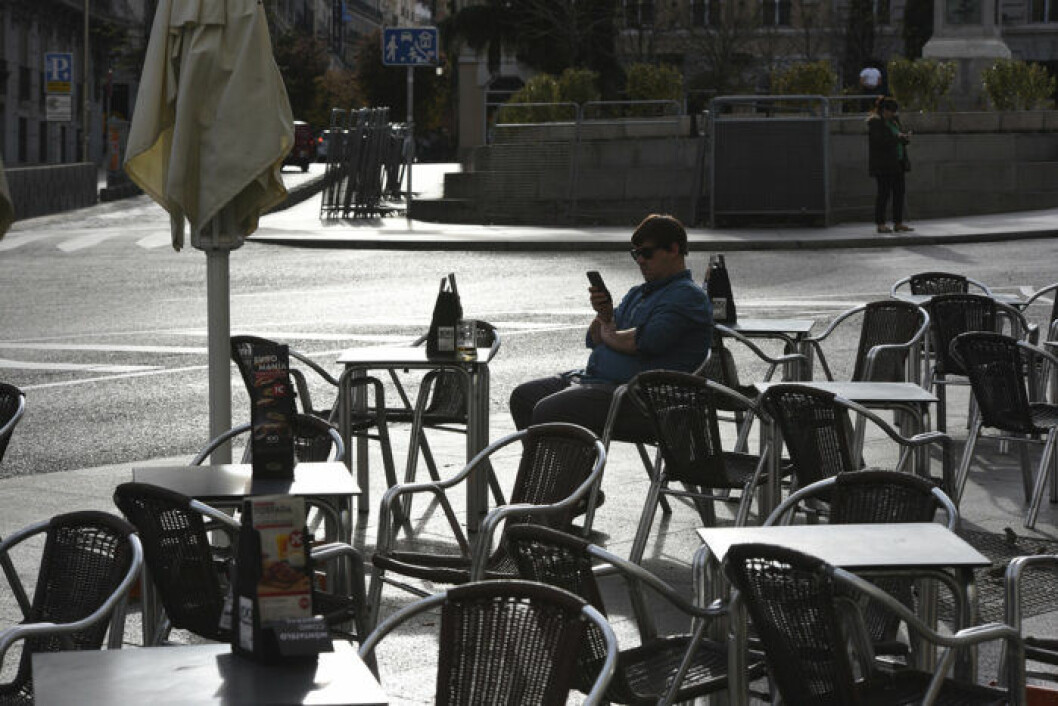En ensam man på uteservering i Madrid, Spanien. Foto: Jorge Sanz En ensam man på uteservering i Madrid, Spanien.