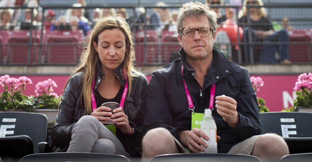Hugh Grant med Anna Eberstein i Båstad.