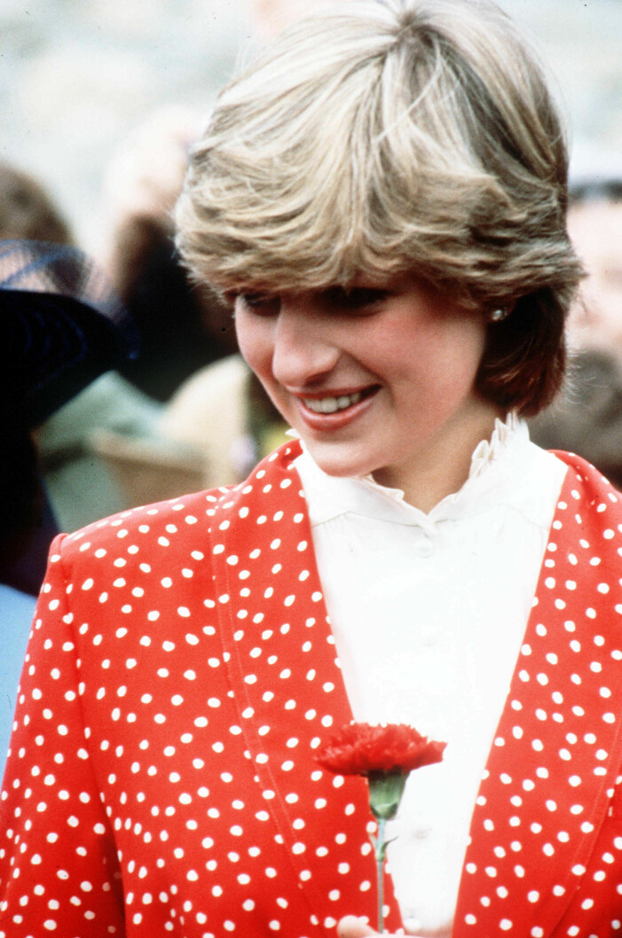 En blyg prinsessa på ett av de första offentliga framträdandena 1981. Prinsessan Diana är aktuell 2022 med filmen "Spencer".