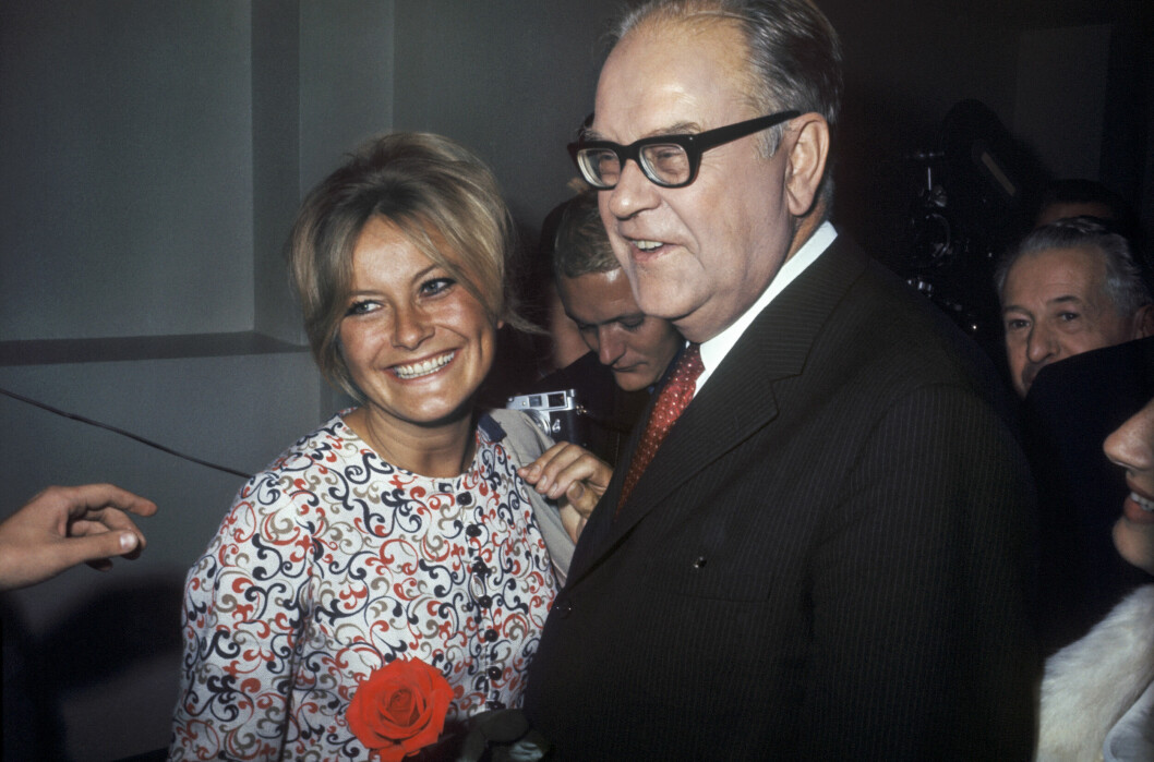 Jazzlegendaren Monica Zetterlund och statsminister Tage Erlander (S) omringade av journalister i samband med andrakammarvalet i september 1968. Jazzlegendaren Monica Zetterlund och statsminister Tage Erlander (S) omringade av journalister i samband med andrakammarvalet i september 1968.