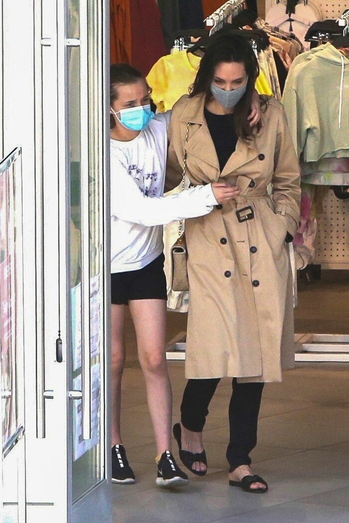 29 mars 2021. Dottern Vivienne Jolie-Pitt klappar mamma Angelina Jolie på magen!