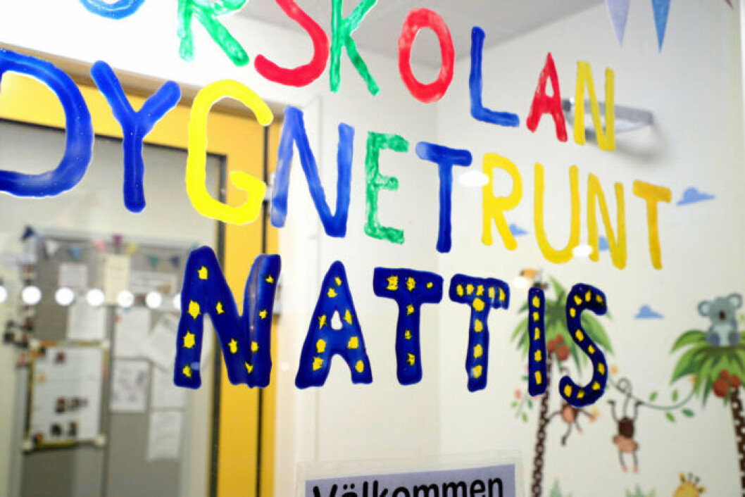 Regeringen förbereder för att barn till föräldrar i samhällsviktiga yrken ska kunna få jouromsorg, om grundskolor och förskolor behöver stängas. Nattis