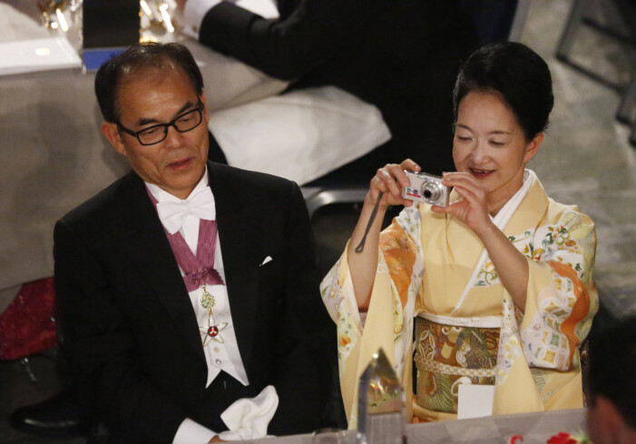 Kasumi Amano plockade fram kameran under middagen. Kasumi Amano fotograferar under Nobelmiddagen 2014.
