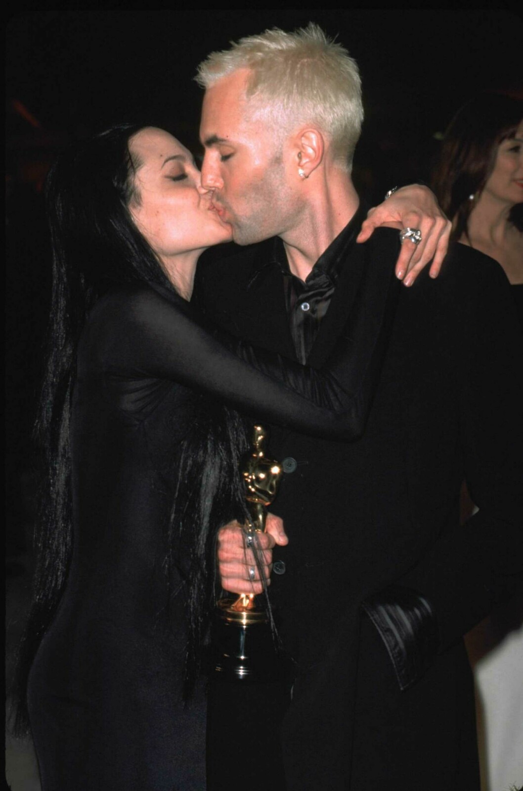 Angelina Jolie och hennes tvillingbror James Haven delade en intim kyss vid <span class=" italic" data-lab-italic_desktop="italic">Oscarsgalan</span> 2000. Angelina Jolie och hennes tvillingbror James Haven delade en intim kyss vid Oscarsgalan 2000.
