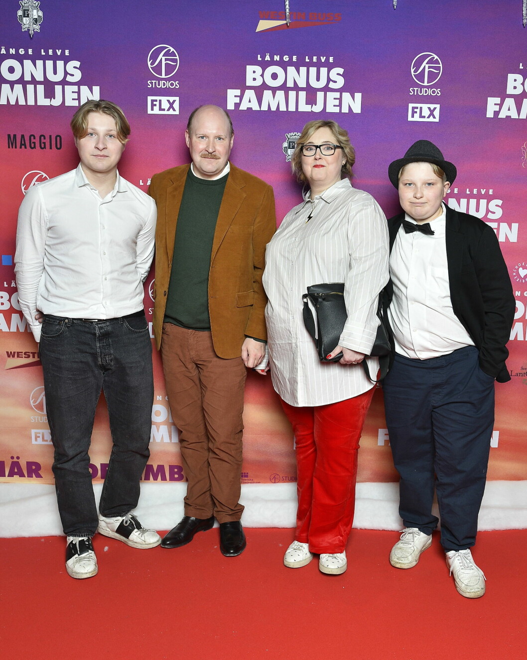 Frank, Henrik, Hanna och Sigge Dorsin på biopremiären av spelfilmen <span class=" italic" data-lab-italic_desktop="italic">Länge leve Bonusfamiljen</span> den i november 2022. Frank, Henrik, Hanna och Sigge Dorsin på biopremiären av spelfilmen Länge leve Bonusfamiljen den i november 2022.