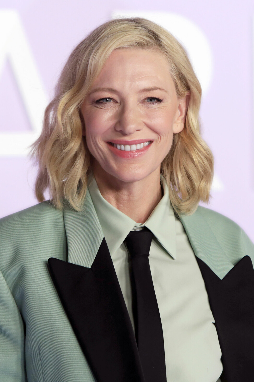 Cate Blanchett bar en pastellgrön kostym på <span class=" italic" data-lab-italic_desktop="italic">Green Carpet Fashion Awards</span>. Kavajens svarta slag matchade den smala svarta slipsen. Så snyggt! Cate Blanchett bar en pastellgrön kostym på Green Carpet Fashion Awards. Kavajens svarta slag matchade den smala svarta slipsen. Så snyggt!