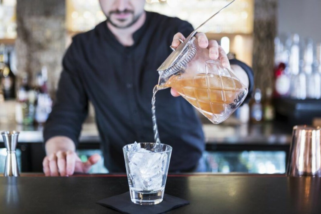 Bästa tipsen till en somrig drink. Bartender gör drinkar.