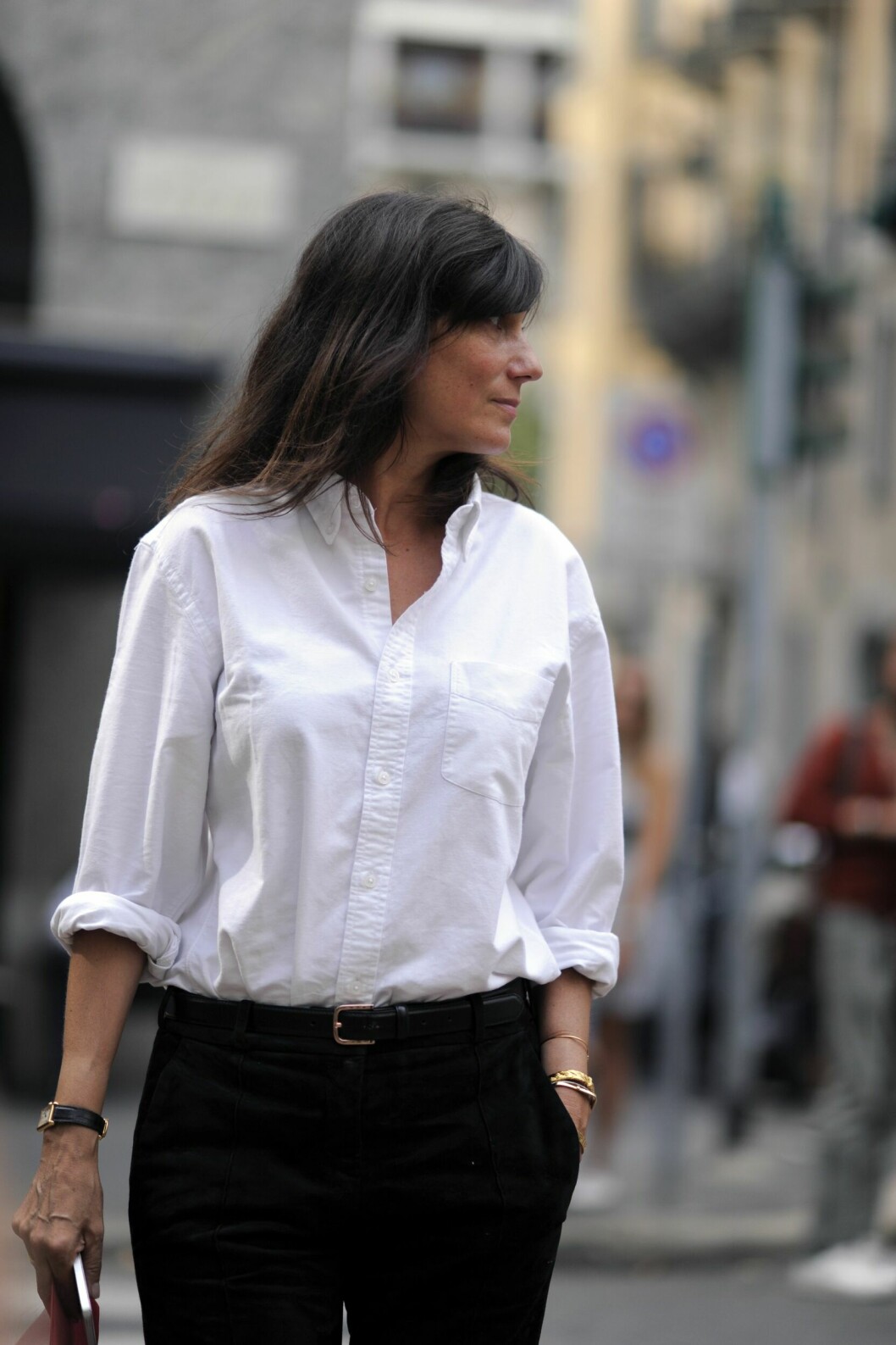Modejournalisten Emmanuelle Alt bär ofta skjorta instoppad i byxorna.