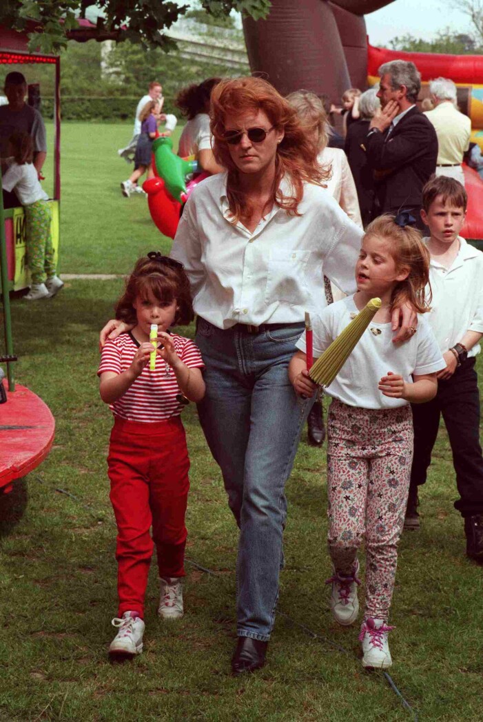 Sarah Ferguson med döttrarna prinsessan Eugenie och prinsessan Beatrice. Sarah Ferguson med döttrarna prinsessan Eugenie och prinsessan Beatrice.