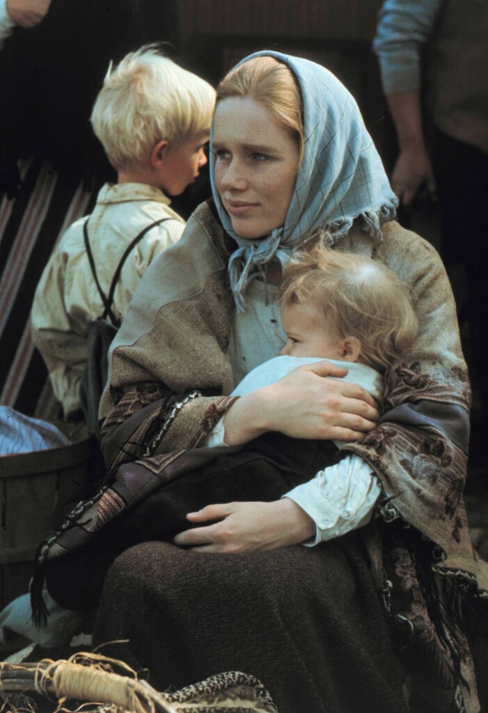 Liv Ullmann i filmen Utvandrana, här tillsammans med några av barnen under inspelningen i USA. Liv Ullmann i filmen Utvandrana.