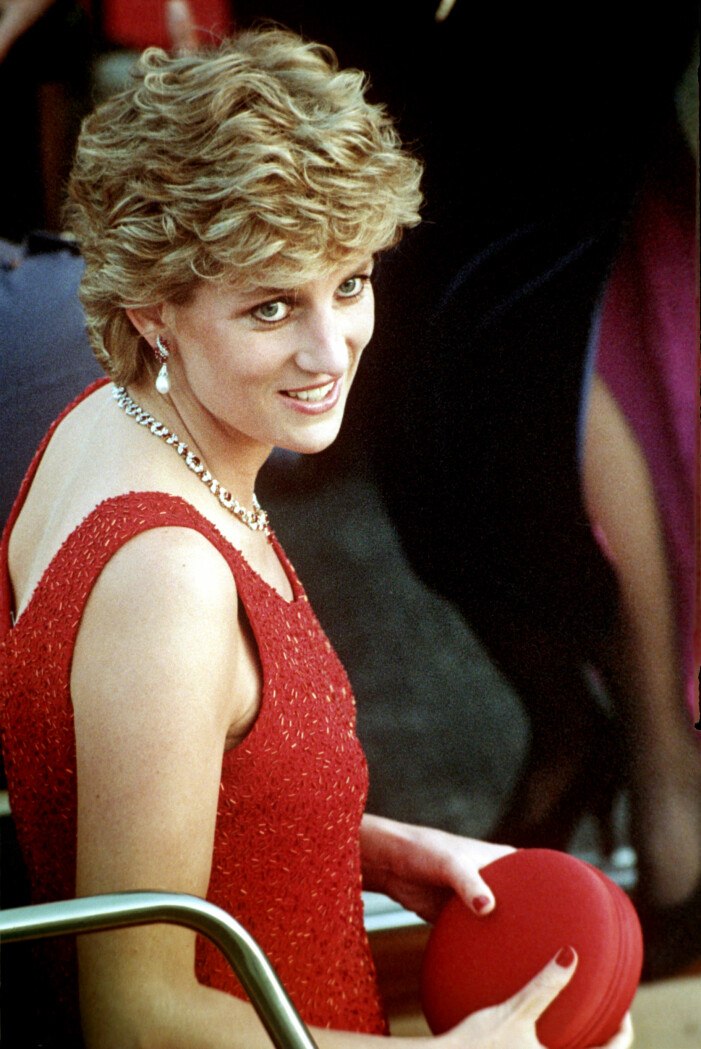 Diana med röda naglar