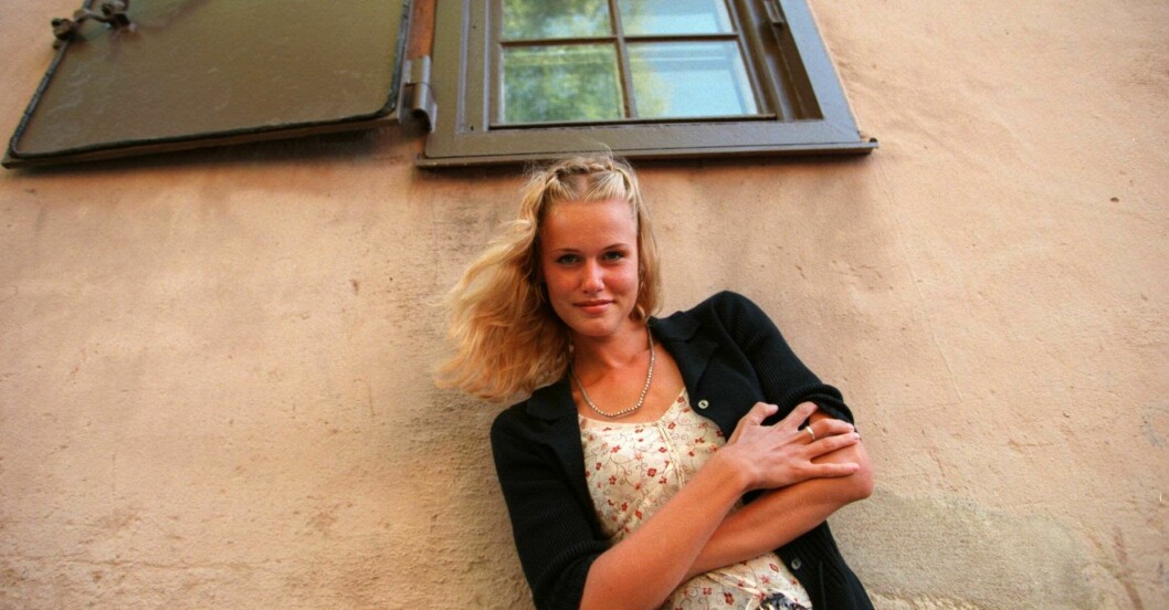 Sara Alström var 21 när hon hoppade av <span class=" italic" data-lab-italic_desktop="italic">Rederiet</span> och ersatte Petra Hultgren i <em class="">Vänner och fiender</em>. sara alström vänner och fiender