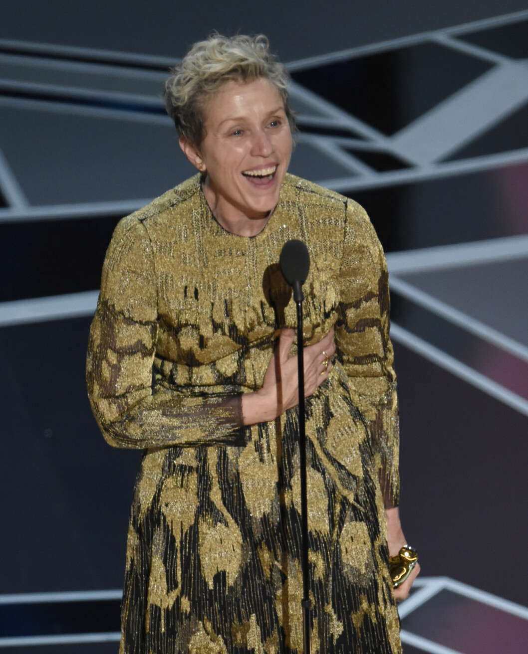 Frances McDormand var överlycklig på scenen efter vinsten under <span class=" italic" data-lab-italic_desktop="italic">Oscarsgalan</span> 2018. Frances McDormand var överlycklig på scenen efter vinsten under Oscarsgalan 2018.