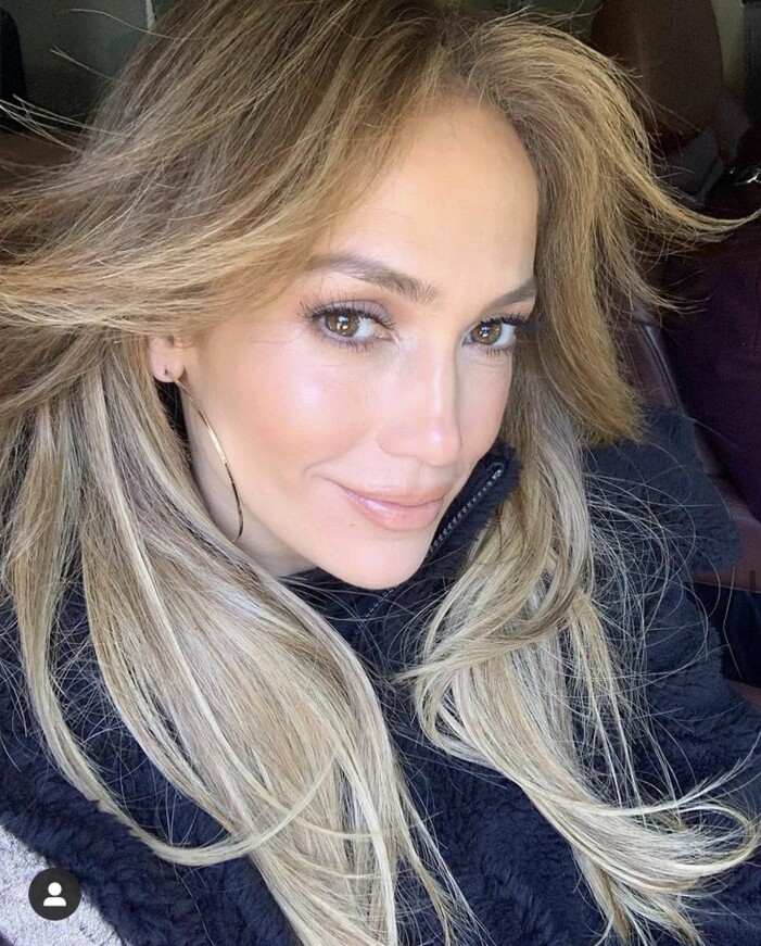 Jennifer Lopez med en variant av en gardinlugg. Jennifer Lopez med en variant av en gardinlugg.