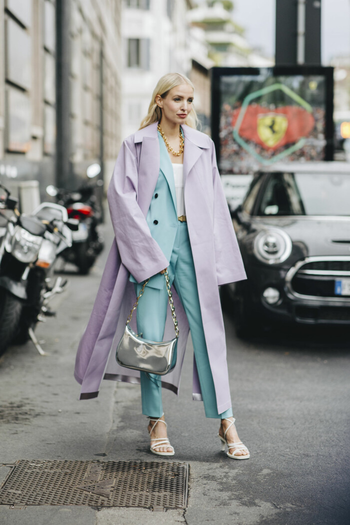 leonie hanne i en färgstark outfit