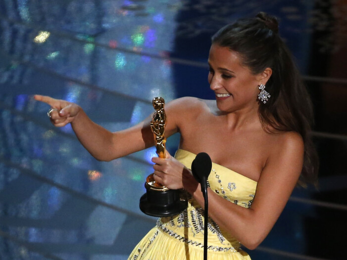 Alicia Vikander med sin Oscarsstatyett.