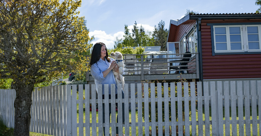 Titti vid sommarhuset i Enhörna tillsammans med vovven Floyd. titti med hunden Floyd i sommarstugan i Enhörna.