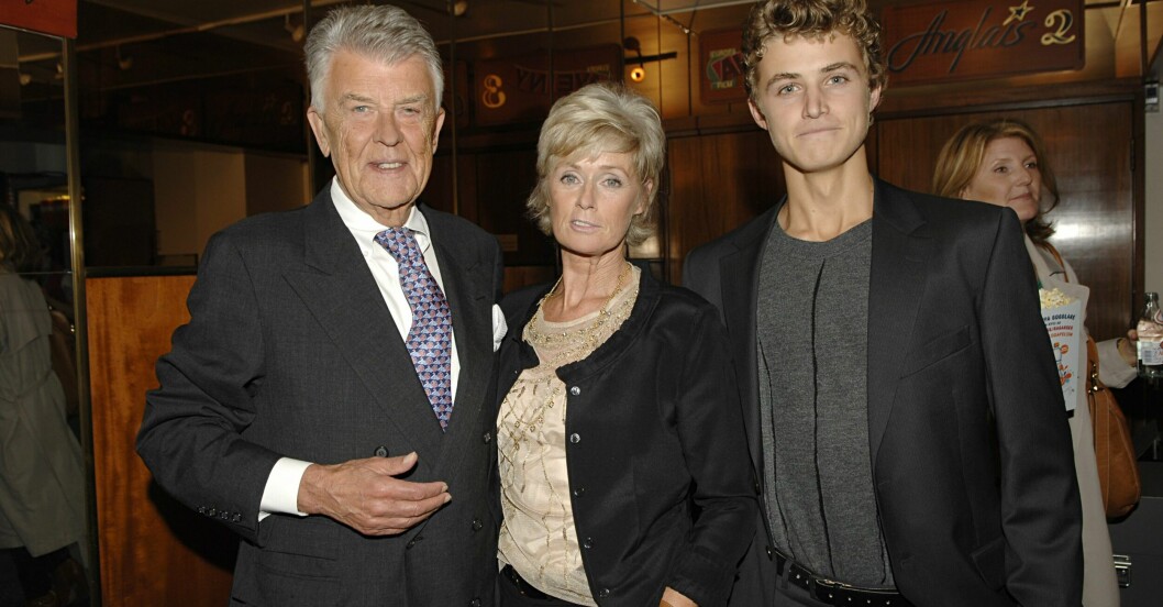Sven-Bertil Taube tillsammans med Mikaela och Felix på premiären av filmen En enkel till Antibes 2011. Sven-Bertil Taube tillsammans med Mikaela och Felix på premiären av filmen En enkel till Antibes 2011.