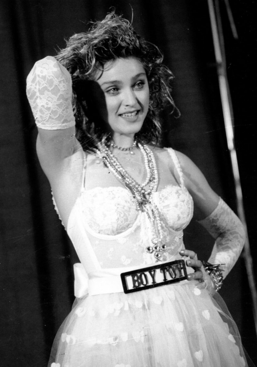 Madonnas första framträdande på MTV VMA 1984. Madonna har en avslappnad hand i håret och ler.