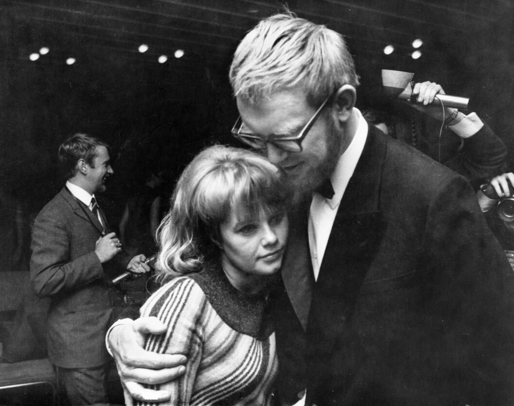 Regissören Vilgot Sjöman och skådespelerskan Lena Nyman på dansgolvet efter premiärvisningen av <span class=" italic" data-lab-italic_desktop="italic">Jag är nyfiken – en film i gult</span> i samband med Guldbaggegalan på Operaterrassen i Stockholm 9 oktober 1967.