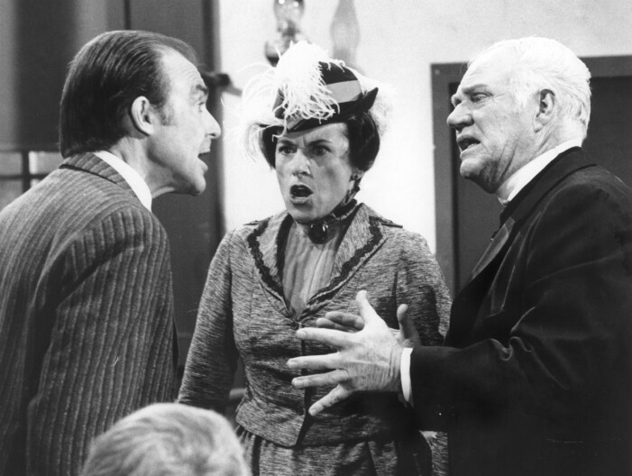 Katherine MacGregor som arga Harriet Oelson.