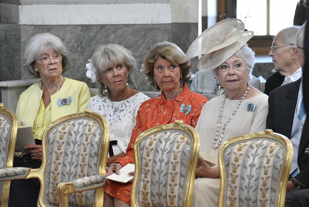 Prinsessan Margaretha, prinsessan Birgitta, prinsessan Désirée och prinsessan Christina uppradade i publiken, när prinsessan Madeleines och Christopher O'Neills dotter prinsessan Adrienne döptes i Drottningholms slottskyrka år 2018. Prinsessan Margaretha, prinsessan Birgitta, prinsessan Désirée och prinsessan Christina uppradade i publiken, när prinsessan Madeleines och Christopher O'Neills dotter prinsessan Adrienne döptes i Drottningholms slottskyrka år 2018.