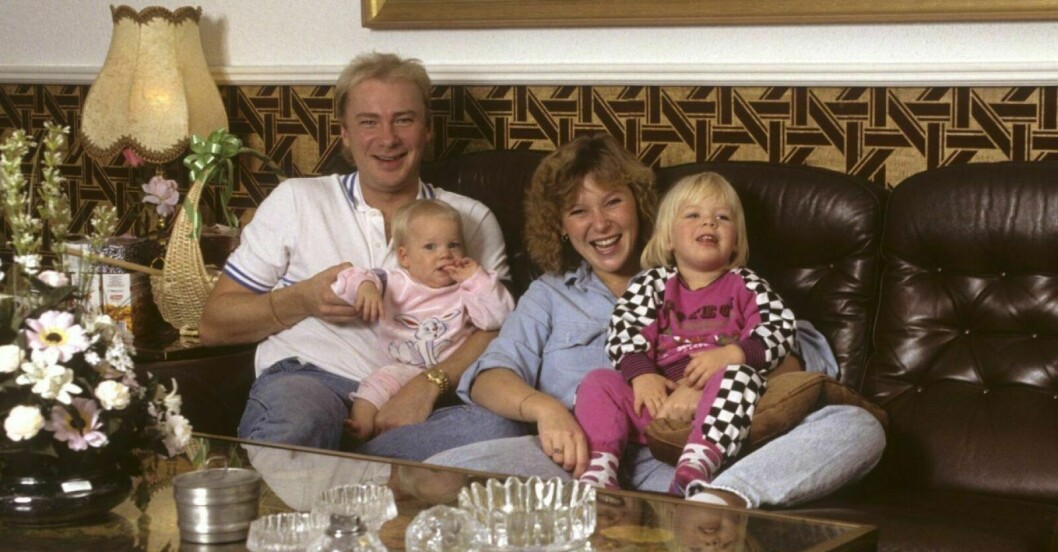 Lotta och Anders Engberg med döttrarna 1989.
