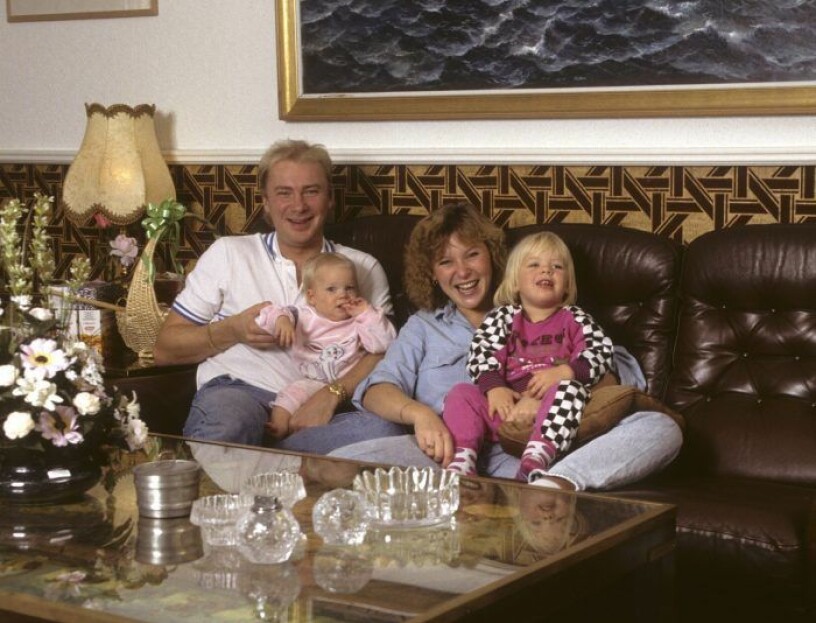 Lotta Engberg och familjen hemma i sin soffa år 1989. Foto: Roger Tillberg/TT