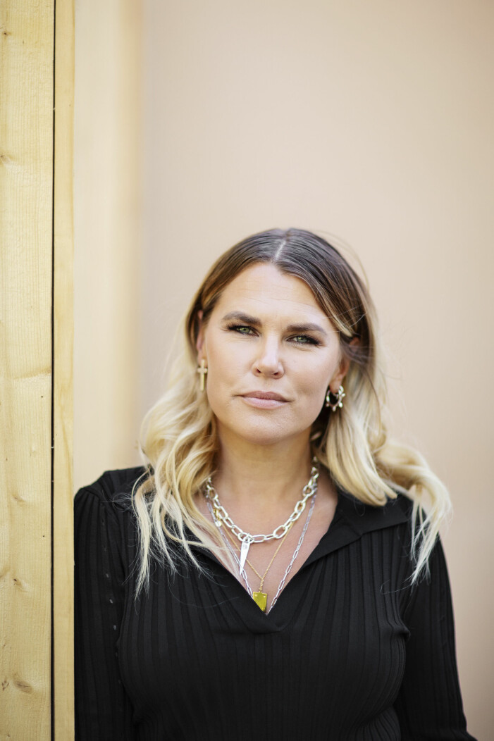Mia Skäringer innan klippet. Långa ljusa längder ringlandes över axlarna.