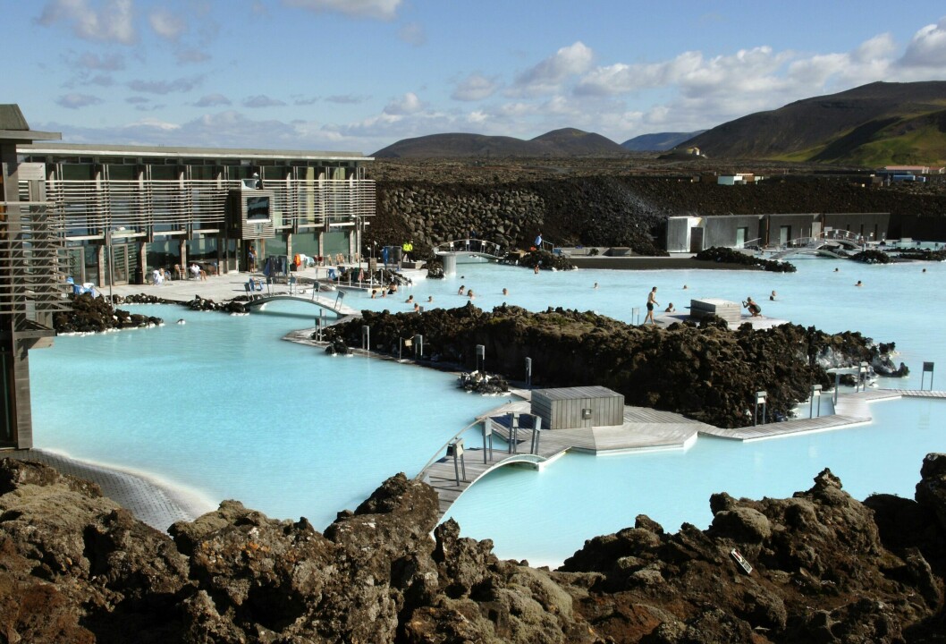 Den blå lagunen utanför isländska huvudstaden Reykjavik. Här möts naturligt varma källor och kall lufttemperatur i vackert lavalandskap. Den blå lagunen utanför isländska huvudstaden Reykjavik. Här möts naturligt varma källor och kall lufttemperatur i vackert lavalandskap.