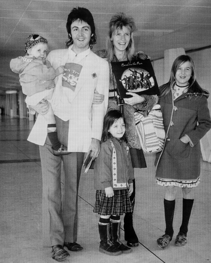 Paul McCartney med sina döttrar 1973.