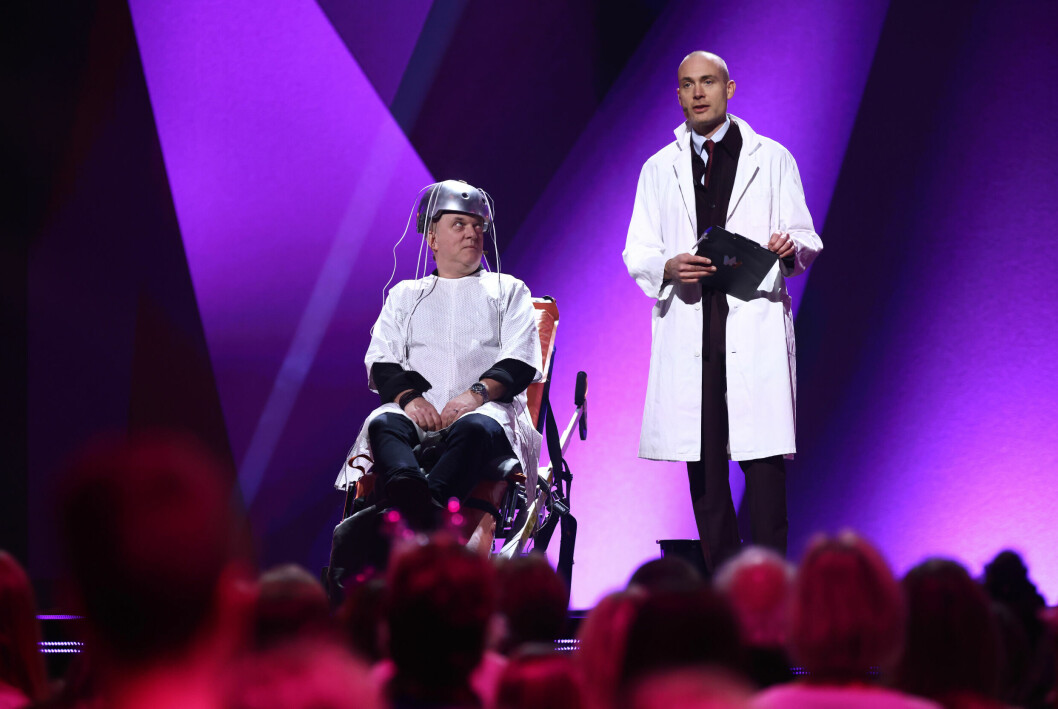 Låtskrivaren Thomas G:son och programledaren Jesper Rönndahl på Melodifestivalens scen under deltävling två, i Linköping 2023.