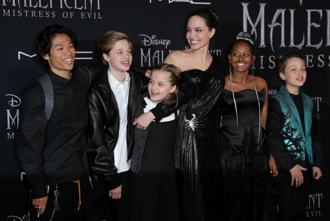 Angelina Jolie med barnen Pax, Shiloh, Vivienne, Zahara och Knox. Angelina Jolie med barnen Pax, Shiloh, Vivienne, Zahara och Knox.
