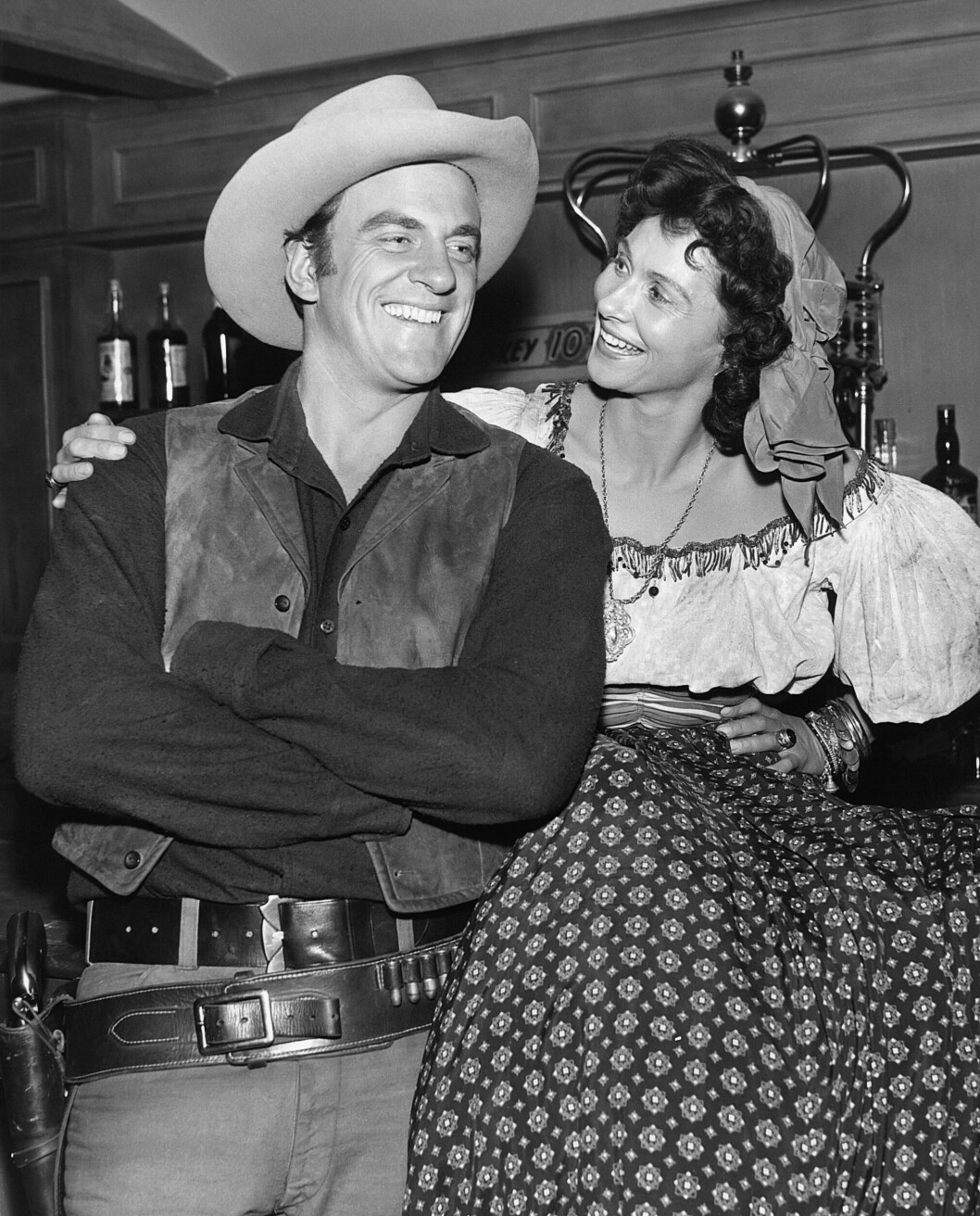 James Arness och hans första hustru Virginia Chapman spelade mot varandra i serien <span class=" italic" data-lab-italic_desktop="italic">Gunsmoke</span>. James Arness och hans första hustru Virginia Chapman spelade mot varandra i serien Gunsmoke.