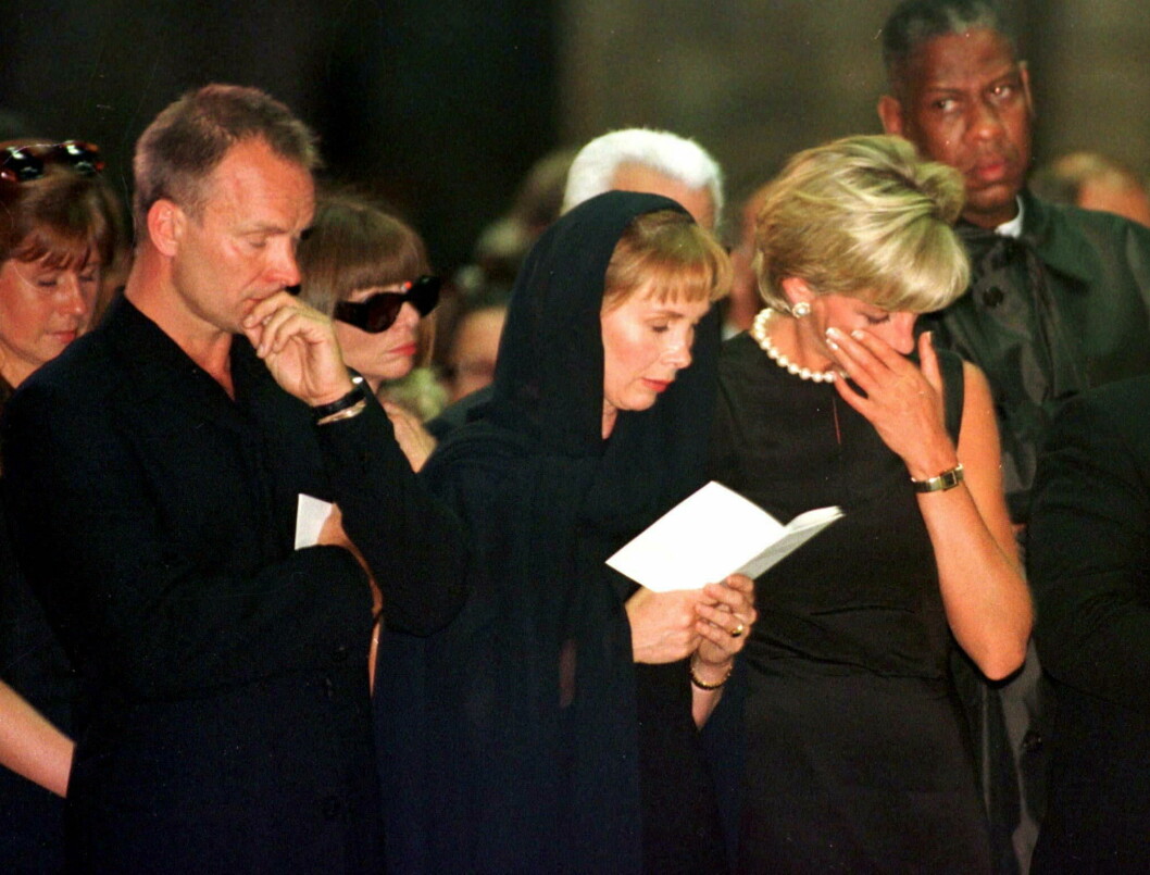 Prinsessan Diana (t h) i tåtar vid begravningsceremonin för modeskaparen Gianni versace. Prinsessan Diana (t h) i tåtar vid begravningsceremonin för modeskaparen Gianni versace.