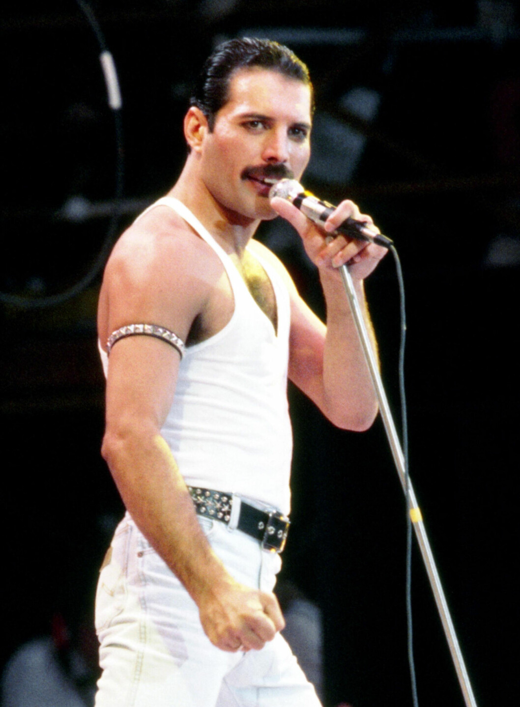Freddie Mercury under det ikoniska <span class=" italic" data-lab-italic_desktop="italic">Live aid</span>-framträdandet år 1985. Freddie Mercury under det ikoniska Live aid-framträdandet år 1985.