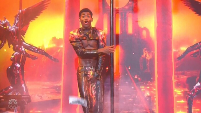 Lil Nas X blev chockad när han märkte att de tajta byxorna sprack.