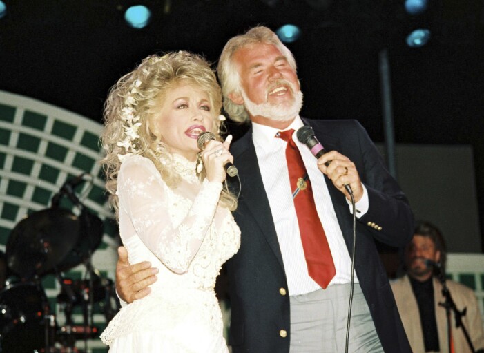Dolly Parton och Kenny Rogers duettar i Islands in the Storm. Dolly Parton och Kenny Rogers.