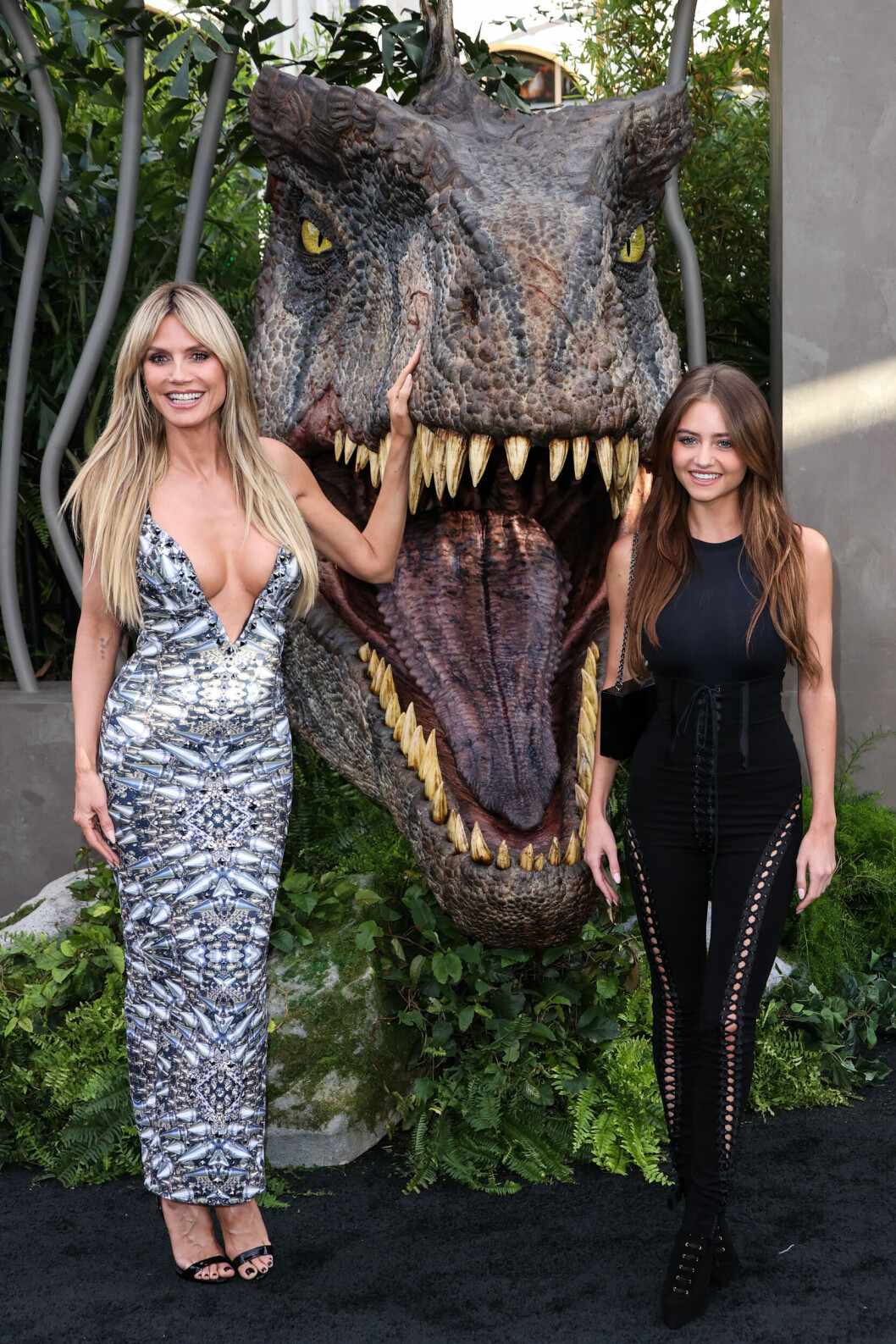 Mor och dotter Klum på dinosauriefilm. Mor och dotter Klum på dinosauriefilm.