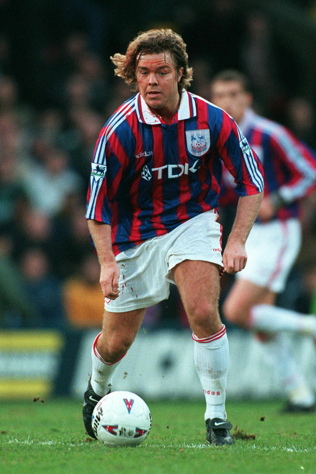 När Crystal Palace FC-spelaren Tomas Brolin mötte det före detta klubblag Leeds United blev han skadad blodig efter en ”huvudkrock” med en av motspelarna, varpå han berömt tog sig ut på planen för att spela igen – då i bandage runt huvudet! När Crystal Palace FC-spelaren Tomas Brolin mötte det före detta klubblag Leeds United blev han skadad blodig efter en ”huvudkrock” med en av motspelarna, varpå han berömt tog sig ut på planen för att spela igen – då i bandage runt huvudet!