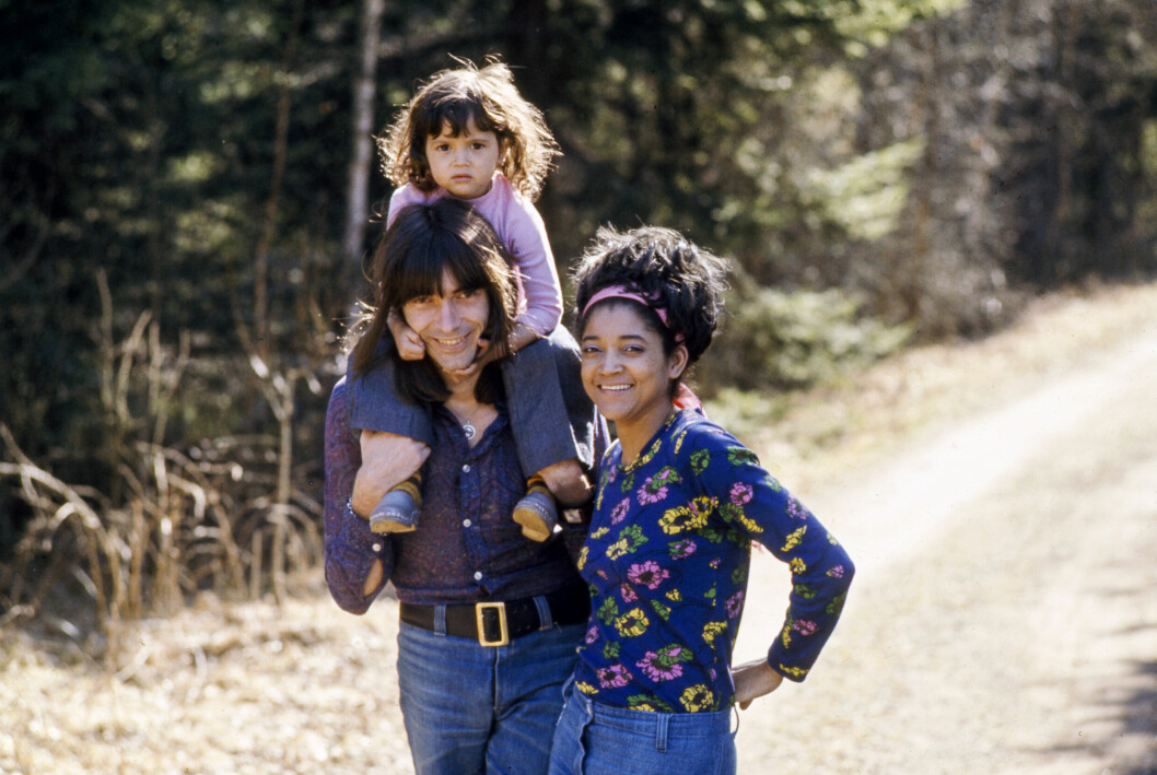 Svenne Hedlund och Lotta Hedlund tillsammans med den gemensamma dotter Tanja utanför hemmet i Sävsjö år 1974.