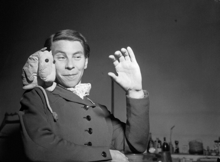 Tove Jansson med ett Mumintroll 1954.