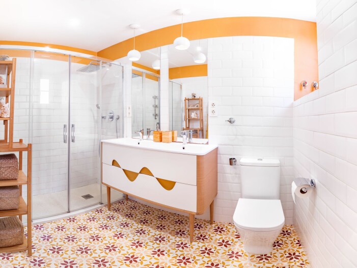 Sociala människor tycker om orangea badrum.