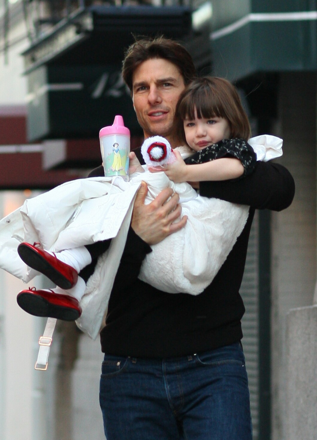 Tom Cruise med dottern Suri Cruise år 2008. Vid tidpunkten var han tillsammans med dotterns mamma Katie Holmes. I dag är Suri 16 år. Tom Cruise med dottern Suri Cruise år 2008. Vid tidpunkten var han tillsammans med dotterns mamma Katie Holmes. I dag är Suri 16 år.